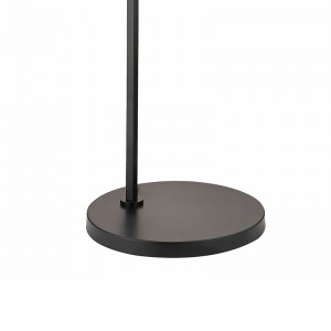 أريكة فندق Waterwalk بجانب مصباح الأرضية مع الانتهاء من الأسود غير اللامع في غرفة الضيوف