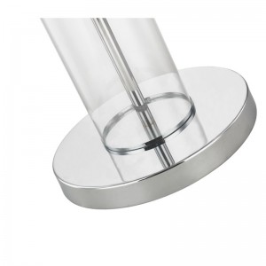 مصباح أرضي للفندق المعدني مع الانتهاء من الكروم المصقول في أريكة بجانبها في غرفة الضيوف