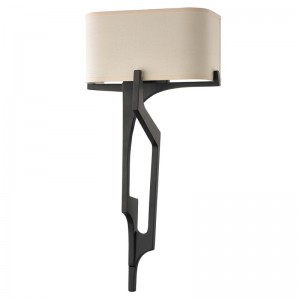 Hyatt Hotel Hand Hand Wall Metal Sconce with Dark Bronze Finish and Half Rettangular Acced في الممر النموذجي للفندق