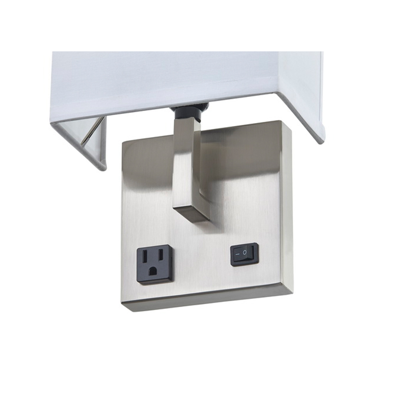 شمعدان Hotel Hotel Hotel مع الانتهاء من النيكل ونصف ظلال النسيج المستطيلة في فندق غرفة الضيوف النموذجية