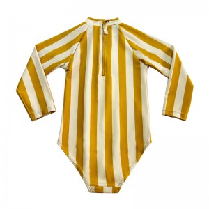 ملابس صغيرة مخططة من قطعة واحدة