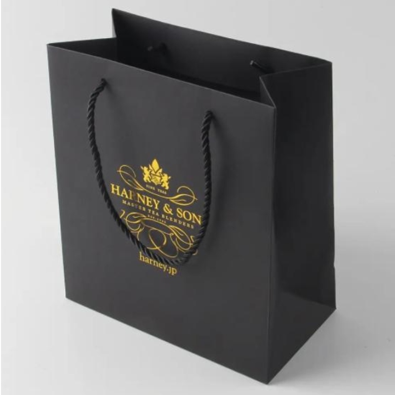 أكياس ورق التغليف السوداء الفاخرة مطبوعة شعار مخصص ملابس التسوق هدية الهدايا حقيبة ورقة النبيذ المجوهرات