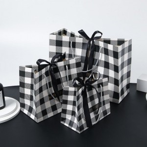 حقيبة هدايا كرافت أنيقة ذات مربعات