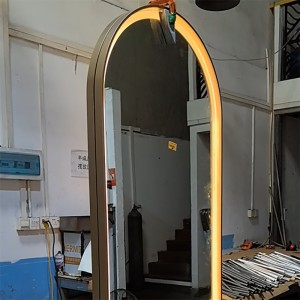 مصباح Zotye المصنوع من الفولاذ المقاوم للصدأ المتكامل ومرآة ذكية من الفولاذ المقاوم للصدأ القابل للتخصيص