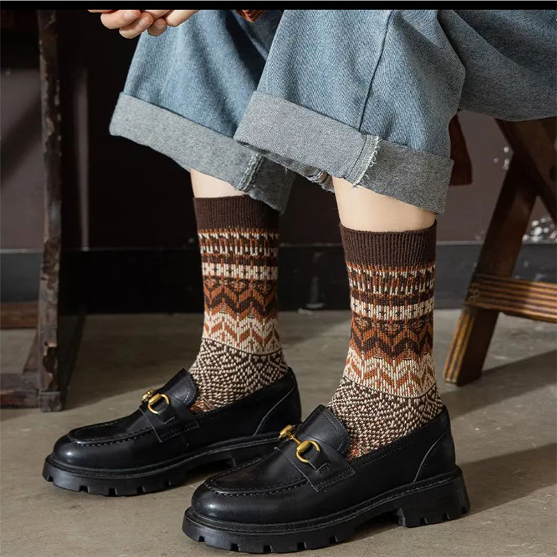 1676946136.jpg Unisex thick crew winter woolen socks outdoor hiking socks merinos wool Acrylic fashion socks.jpg